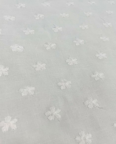 Батист молочный в мушку цветок